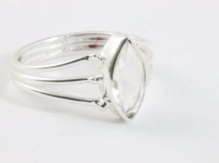 Opengewerkte zilveren ring met bergkristal - maat 16