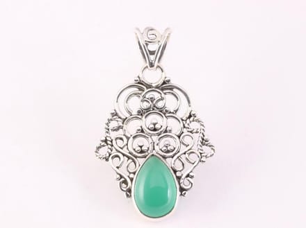Fijne opengewerkte zilveren hanger met groene onyx