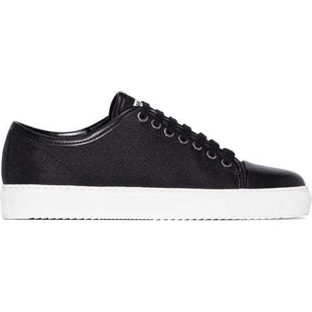 Duurzame sneakers met neuskap