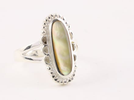 Langwerpige bewerkte zilveren ring met goudkleurige schelp - maat 20