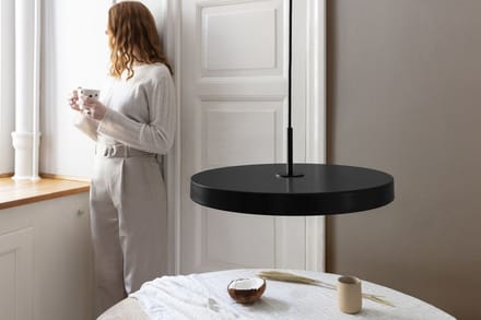 UMAGE Asteria medium hanglamp messing zwart