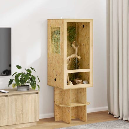 Le terrarium marron mesure 50 x 50 x 100 cm et est fabriqué en panneau OSB.