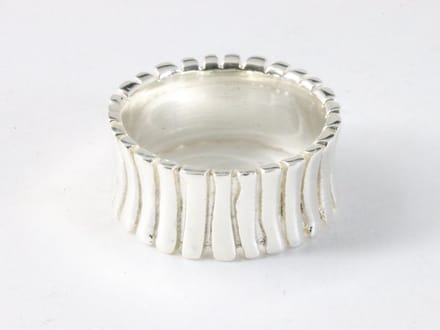 Bewerkte zilveren ring met ribbels - maat 17