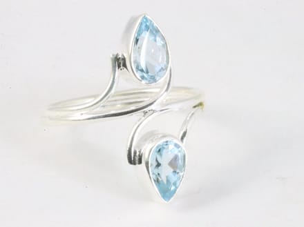Fijne zilveren ring met blauwe topaas - maat 19