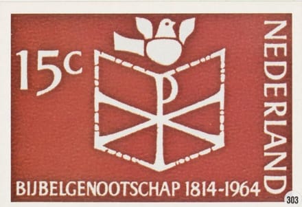 Briefkaart met afbeelding Opengeslagen Bijbel met Christusmonogram postzegel