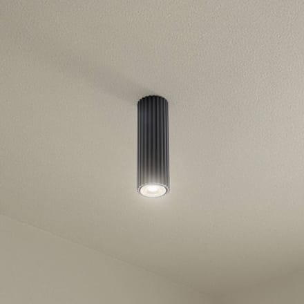 Plafondlamp KARBON 20 geribbelde buisspot van 20 cm - Sollux Lighting - IP20 - Zwart aluminium behuizing - 6.5 x 6.5 x 20 cm - 1 x GU10 LED, exclusief lichtbron - Max. 10 W - Minimalistische plafondlamp voor woonkamer, slaapkamer en eetkamer