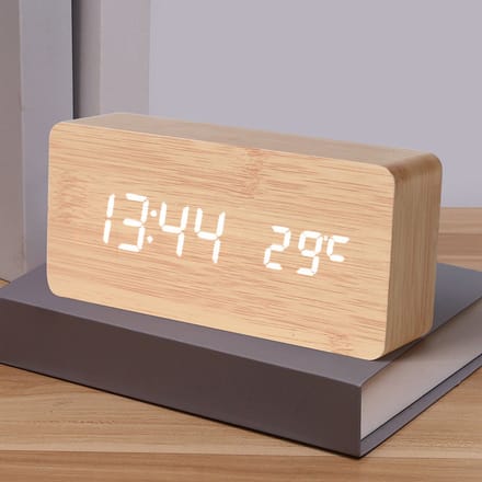 Digitale houten wekker met duidelijke led-cijfers en temperatuurweergave.