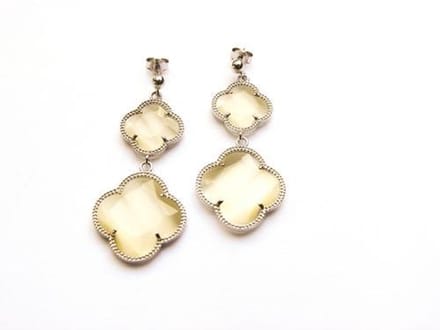 model Double Fiori groot oorringen in zilver parelmoer klavers