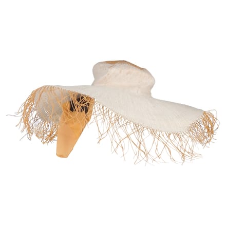 Jacquemus hoed met brede rand en bijpassende sjaal van witte raffia en zijde.