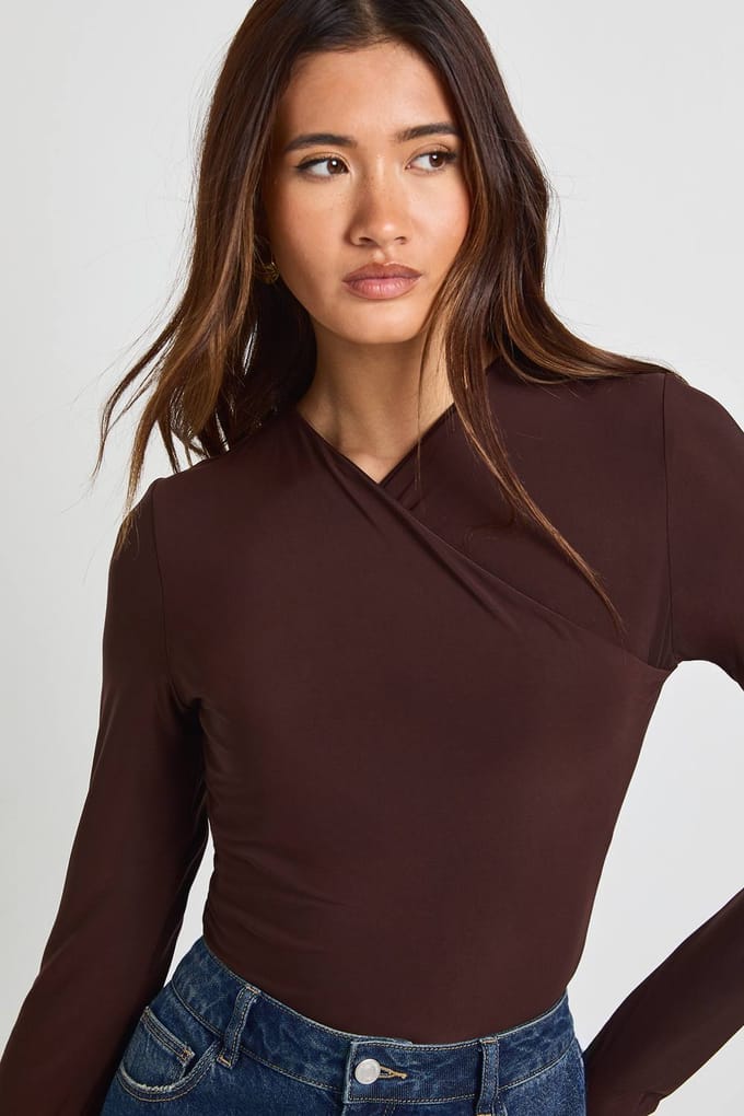 boohoo Dames Wikkel Voorkant Mat Slinky Lange Mouw Bodysuit | Chocolate | Maat: 14