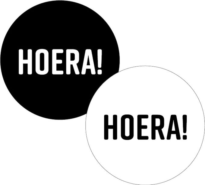 KP etiket Hoera! | diameter 40 mm | 2 varianten | rol van 250 stuks