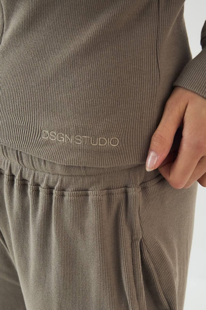 Dames Dsgn Studio Geribbelde Top Met Capuchon, Knoopsluiting En Getailleerde Taille | Washed Khaki | Maat: Medium