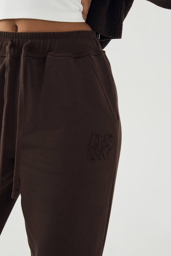 Dames DSGN Studio Self Fabric Applique Rechte Pijp Joggingbroek | Dark Chocolate | Maat: Medium