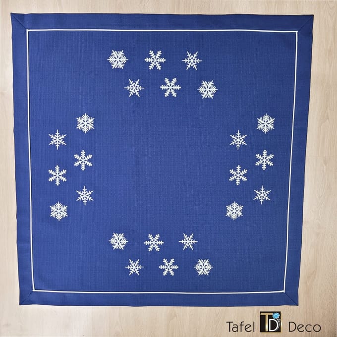 Dekservet model Kerst , geborduurd, 70×70 cm , vuilafstotend, blauw met witte streep.