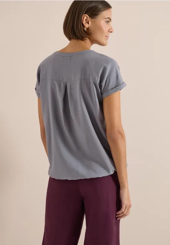 Blouse met korte mouwen en gespleten hals