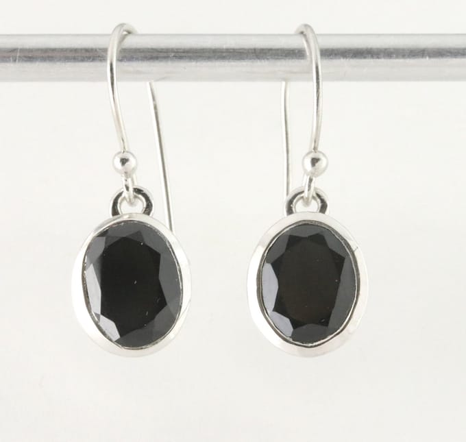 Zilveren oorbellen met zwarte spinel