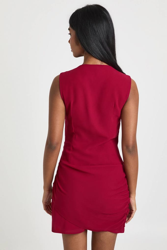boohoo Dames Chiffon Waterval Hals Mouwloze Sjaal Hals Mini Jurk | Dark Cherry | Maat: 44