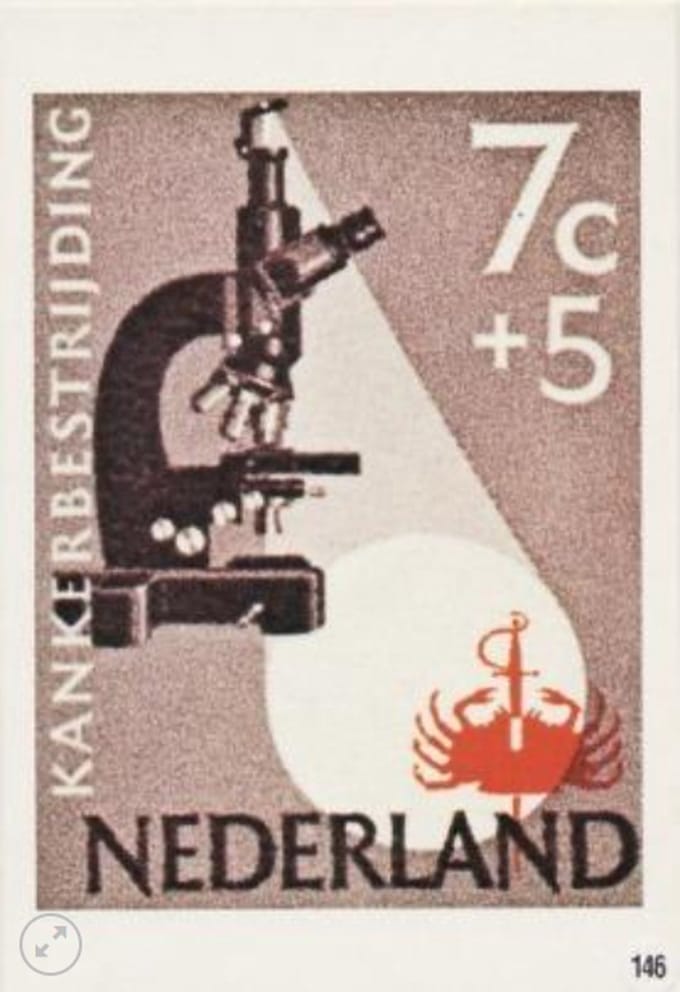 Briefkaart met afbeelding microscoop met het embleem van de Kankerbestrijding postzegel