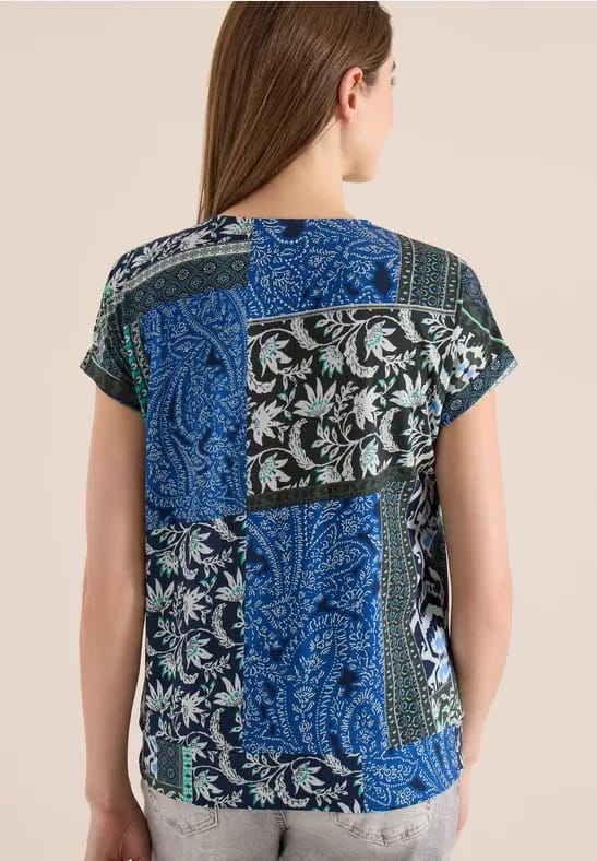Shirt met V-hals en patchworkprint