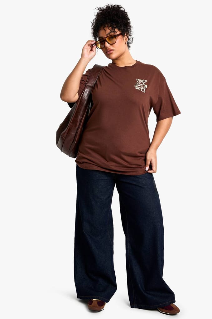 boohoo Dames PLUS MORNING COFFEE OVERSIZED T-SHIRT | Bruin | Maat: 44