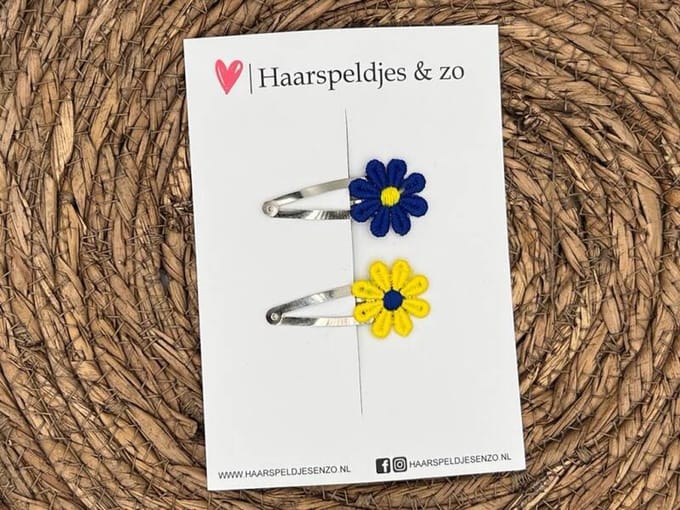 Blauw/geel (gele) madeliefjes op klikklakspeldjes - carnaval - haaraccessoires — 3 cm speldjes