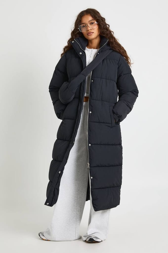 boohoo Dames Capuchon Maxi Puffer met Tas | Zwart | Maat: 36