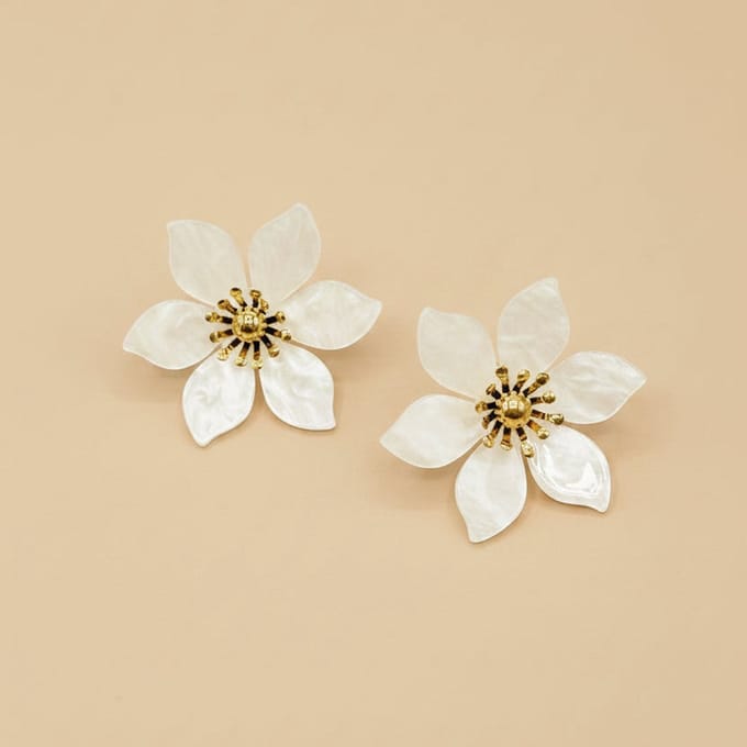 Dames Bloem Oorbellen met Parelmoer Effect – Goudkleurige Statement Oorbellen RVS 4 cm