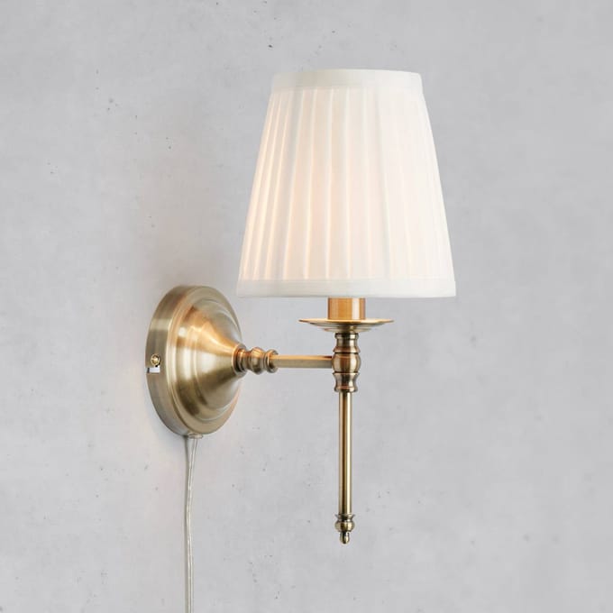 Markslöjd Wandlamp Manor, wit/messingkleurig, hoogte 40 cm stof/metaal
