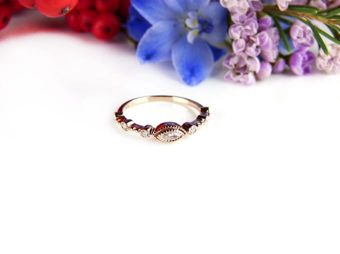 ring in roos goud gezet met diamant
