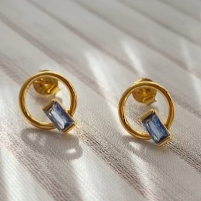 Oorsteker rond met blauwe steen goldplated