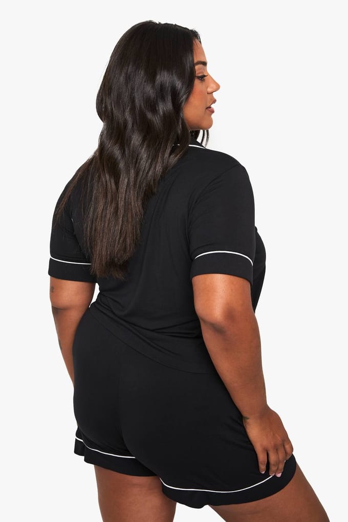 boohoo Dames Plus Super Soft Modal Kortmouwenhemd & Korte Pyjama Set | Black | Maat: 16