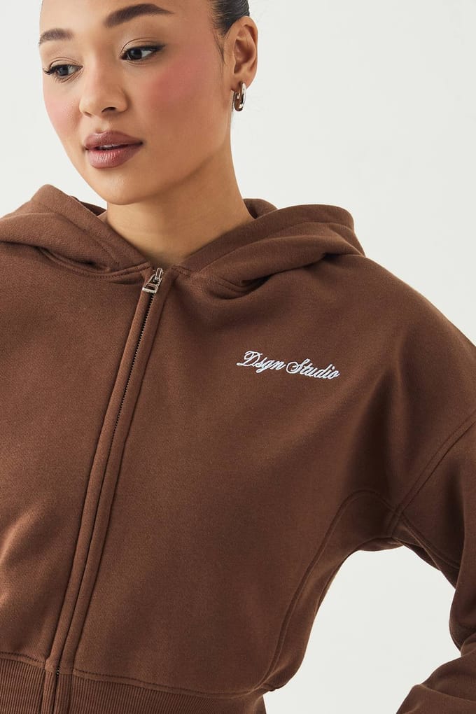 Dames Dsgn Studio Script Geborduurd Doorritshoodie | Mokka | Maat: 2XL