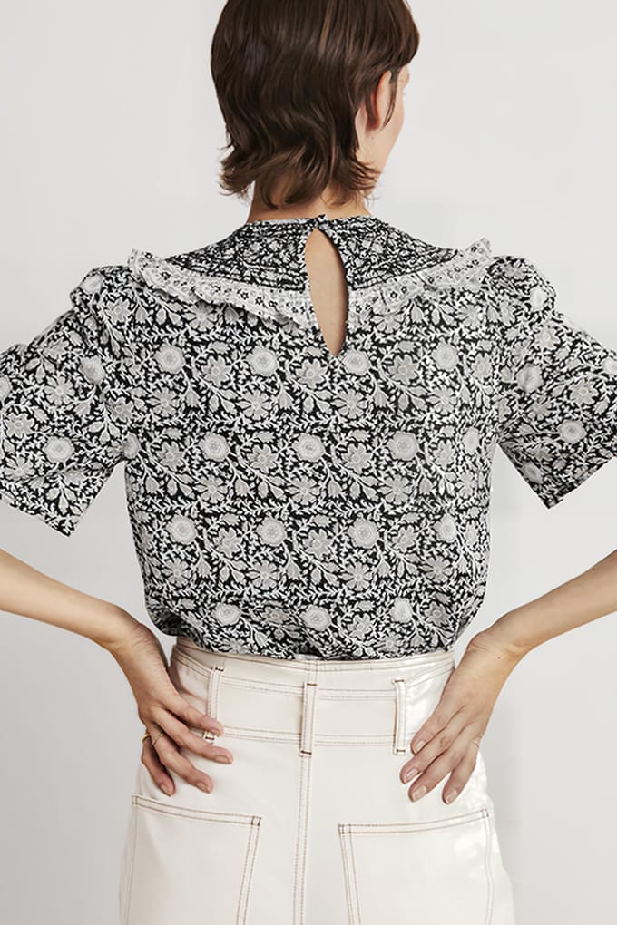 Boden Smocked Neck Printed Top Blk Maat: 10 | Blouses Outlet | Dames | Zwart