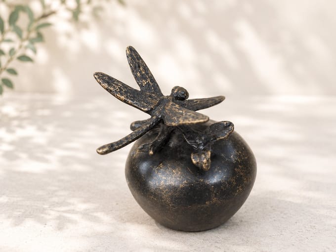 Decoratief Beeld - Bronzen Beeld - Urne Met Libelle - Bronzart - Bruin - 8 x 8 cm
