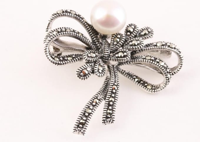 Zilveren broche met marcasiet en zoetwater parel