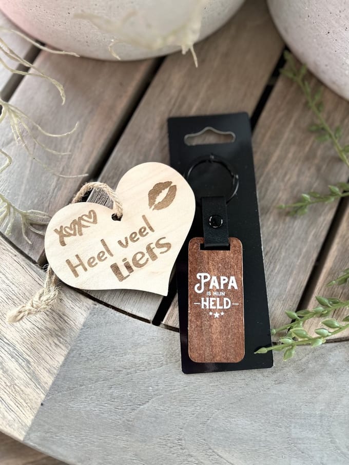 Creaties van hier – sleutelhanger Papa met houten hartje – Walnoothout – 5x15 cm – Hanger
