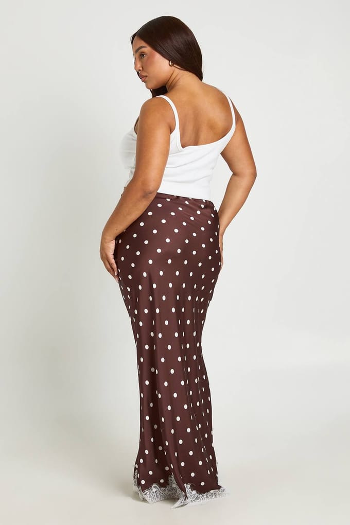 boohoo Dames Plus Satijnen Polkadot Maxi Rok | Chocoladebruin | Maat: 48