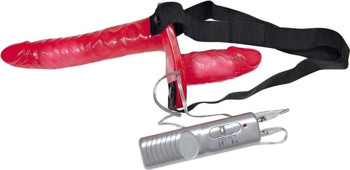 Bad Kitty – Dubbele Voorbind Vibrator voor Tweezijdige Penetratie met Verstelbare Riem – Rood