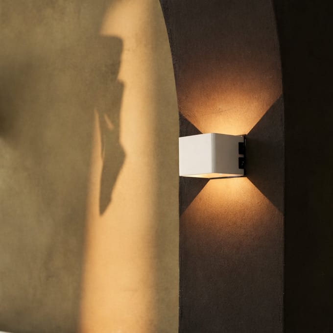 Tavellio Tess Wandlamp – Oplaadbaar – Wit – Bewegingssensor – 20 Lichtkleuren – Incl. Afstandsbediening - H10