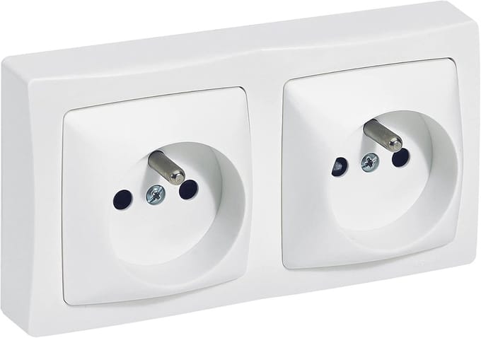 Dubbel wandstopcontact 16 A met aarde - Horizontale of verticale installatie - 2P+T stopcontact met opbouwframe - Wit