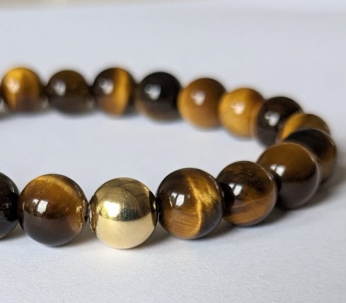 Tijgeroog-edelsteen-armband-maat-19-met-goldplated-kraal-8mm