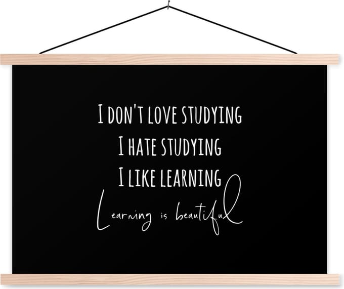 Posterhanger incl. Poster 150x100 cm - Schoolplaat - Quote - Studeren - Liefde - Textielposter - Blanke latten