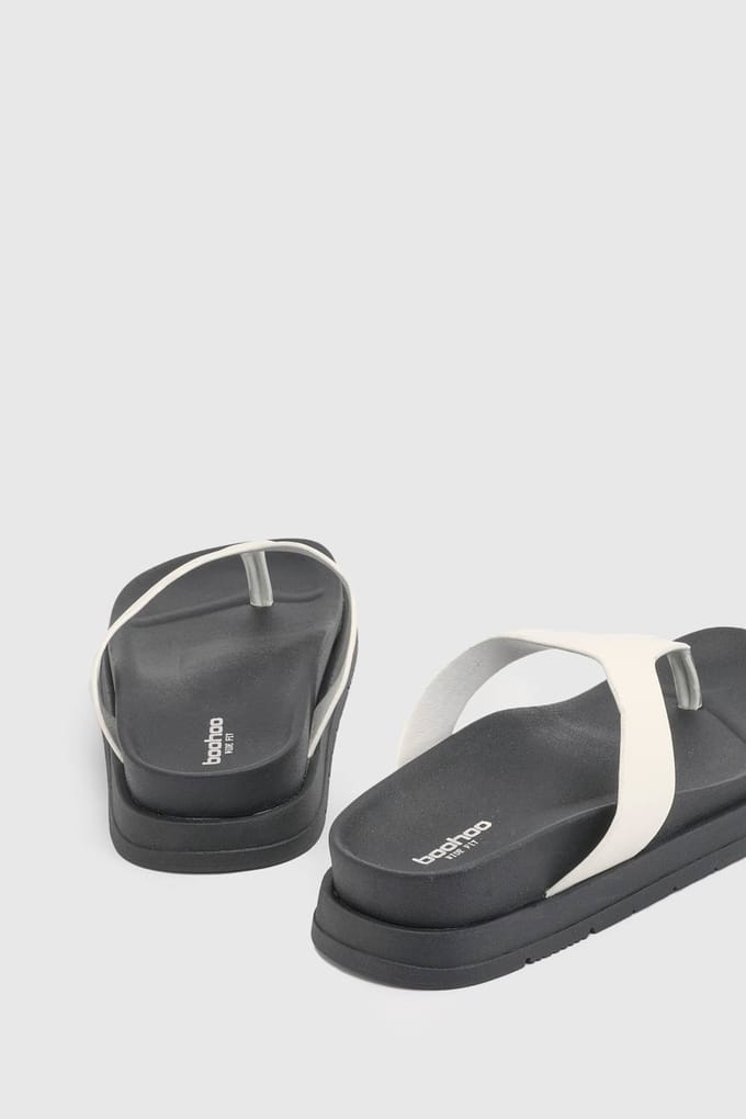 boohoo Dames Brede Pasvorm Chunky Platform Teenslippers | Wit | Maat: 36