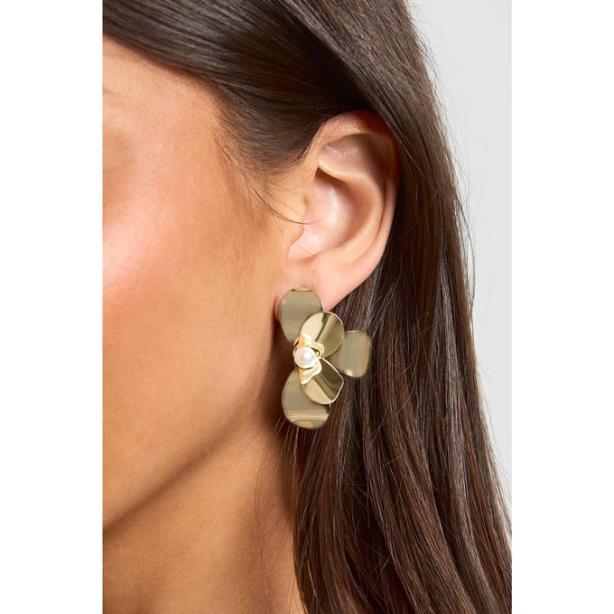 boohoo Dames Gouden Bloem Parel Oorbellen