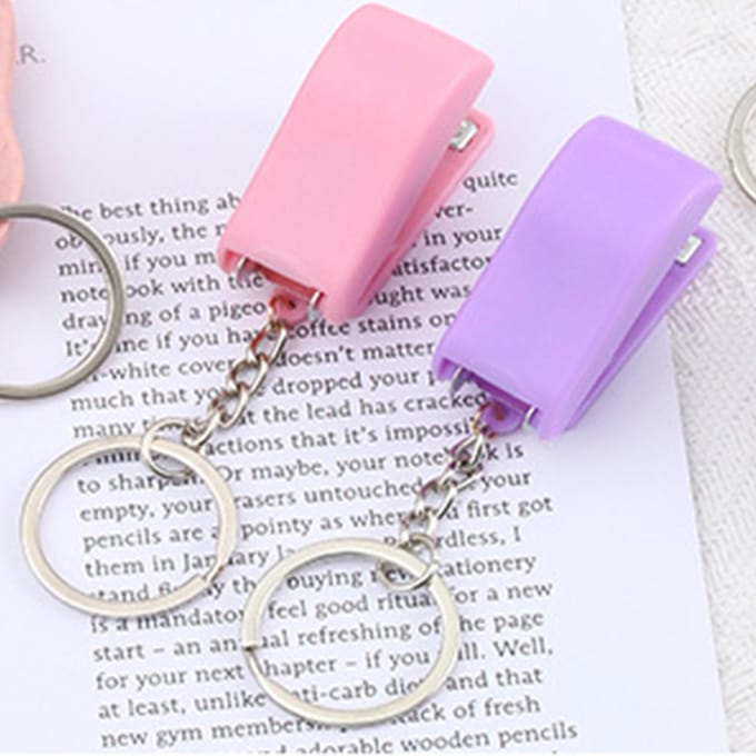 Mini sleutelhanger nietmachines Creativiteit Leuke lichtgewicht mini nietmachine met sleutelhanger voor studenten schrijvers paars