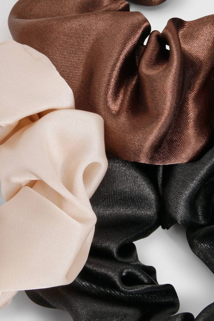 boohoo Dames Satijn Scrunchies 3 Pack | Chocolate