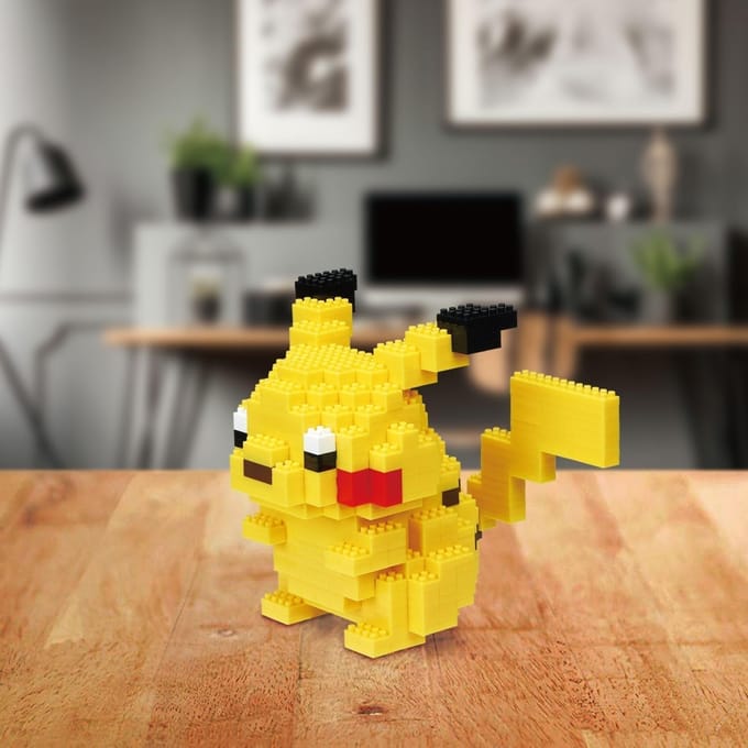 Bandai - Nanoblock - Pikachu Deluxe - Pokémon figuur - Mini Brick Pikachu figuur - Bouwset - Activiteit 12+ pixel Pikachu Pokémon figuur - NBPM36
