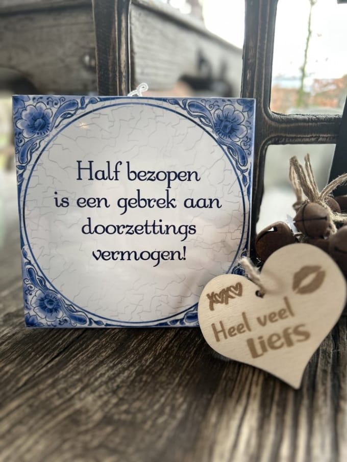 Creaties van Hier - Tegeltje Half bezopen met houten hartje - 15 cm – Keramiek