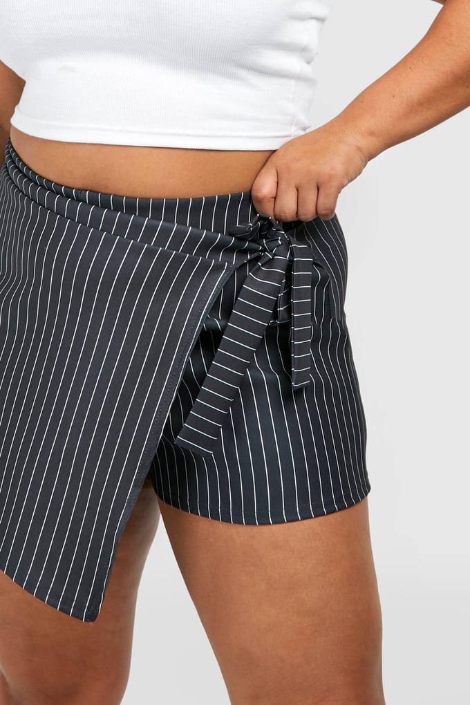 boohoo Dames Plus Pinstripe Bengaline Wrap Tie Detail Skort | Houtskool | Maat: 56