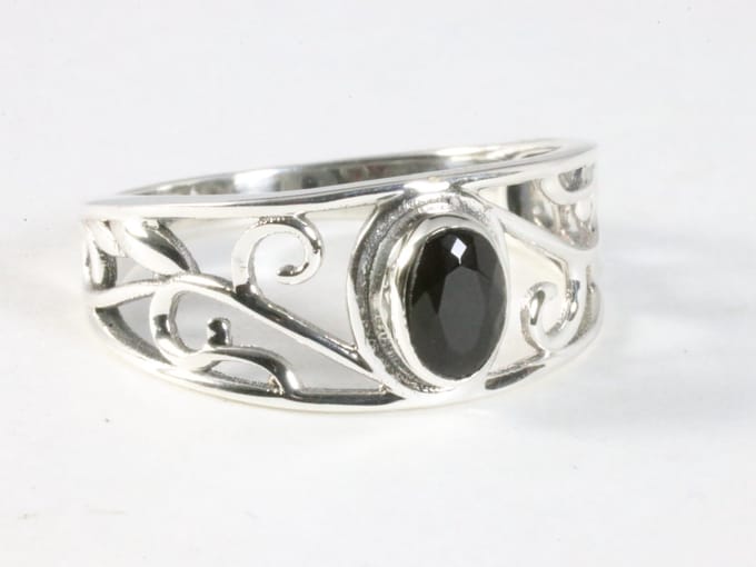 Fijne opengewerkte zilveren ring met onyx - maat 16.5